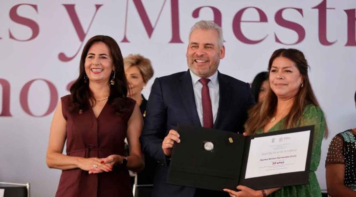El corazón de Michoacán late de gratitud; reconoce Bedolla a mil 700 docentes por décadas de servicio