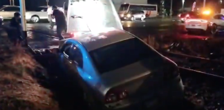 #VIDEO | Se accidenta auto en las vías férreas y tren lo impacta en Morelia