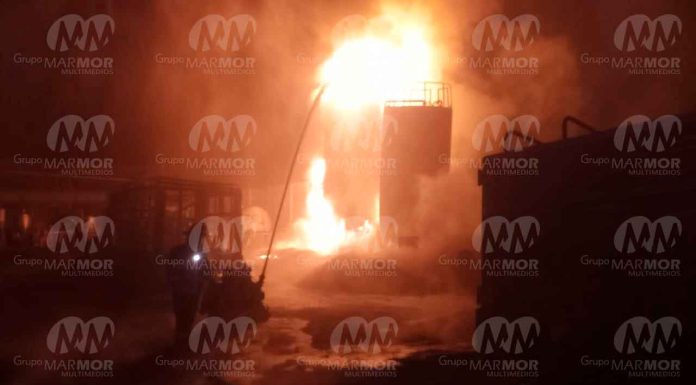 #VIDEO | Apagado fuerte incendio en planta de biodiesel, en Condémbaro