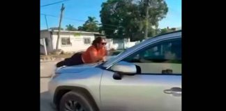 #VIDEO | #EnMéxico: Maestra arrastra a madre con su auto, durante manifestación afuera de una primaria