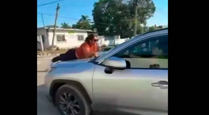 #VIDEO | #EnMéxico: Maestra arrastra a madre con su auto, durante manifestación afuera de una primaria