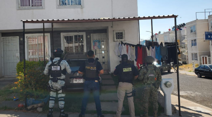 Realizan cateo en fraccionamiento Jardín de la Montaña en Morelia y aseguran 300 dosis de narcótico