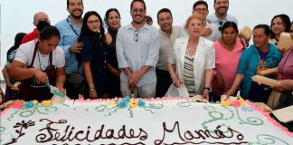 Dulce festejo para mamá en el Festival de Origen; parten pastel monumental