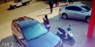 #VIDEO | Criminales encañonan a mujer y a sus hijos para robarles su camioneta, en Uruapan