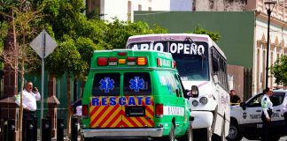 Adulto mayor muere atropellado por camión de pasajeros, en el Centro de Zamora