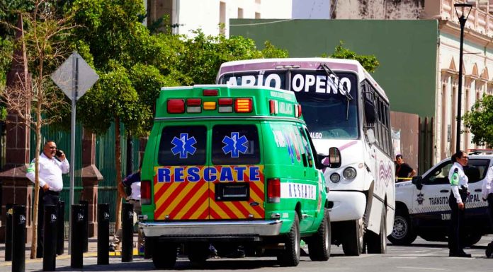 Adulto mayor muere atropellado por camión de pasajeros, en el Centro de Zamora