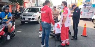#VIDEO | Motociclista derrapa y es arrollado en la Av. Michoacán