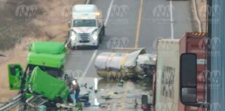 #VIDEO | Choque camión góndola y tanque pipa cargado con aceite vegetal ocasiona cierre de la autopista Siglo XXI