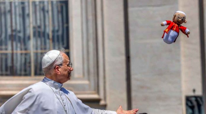 #VIDEO #Viral | Papa León XIV sorprendió al atrapar un muñeco de su propia imagen durante una audiencia, la multitud se emocionó