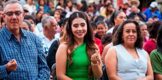 Con éxito total, Yohana Mendoza festeja a las mamás; viven noche de concierto y baile en la plaza principal de Ario