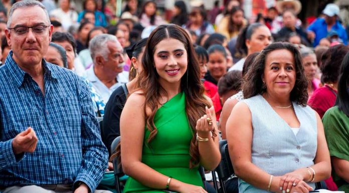 Con éxito total, Yohana Mendoza festeja a las mamás; viven noche de concierto y baile en la plaza principal de Ario