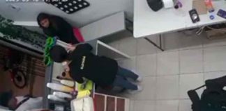 #VIDEO | #EnMéxico: Mujer asalta a vendedora de elotes; la amenazó con un cuchillo, le quitó su collar y un ventilador