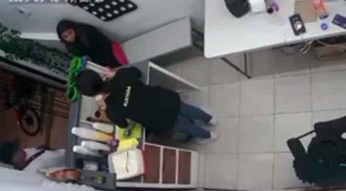 #VIDEO | #EnMéxico: Mujer asalta a vendedora de elotes; la amenazó con un cuchillo, le quitó su collar y un ventilador