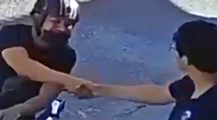 #VIDEO #EnMéxico | “Buenas tardes, esto es un asalto”: Ladrón saluda antes de asaltar y se vuelve viral