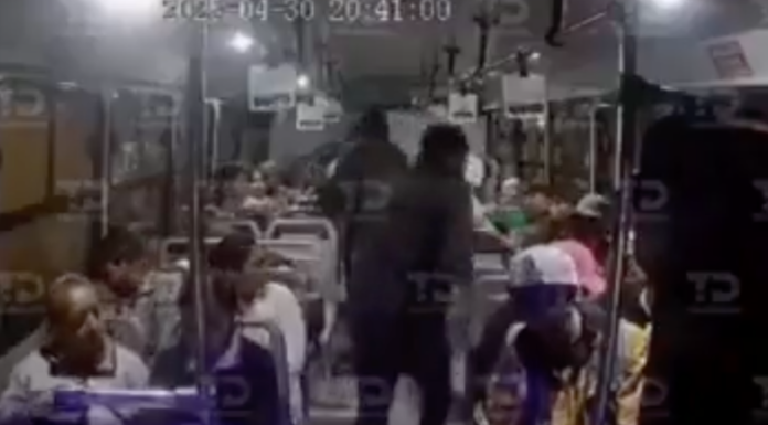 #VIDEO | #EnMéxico: Captan violento asalto en camión del transporte público; todos iban armados