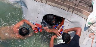 #VIDEO #Viral | Con técnica de buceo, hombres saquean tráiler volcado en río para robar catsup #México