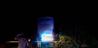 Muere chofer de autobús al accidentarse sobre la carretera Huetamo-Cumburindio