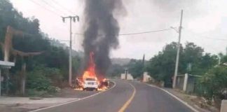 Terror en Michoacán; Enfrentamiento entre cárteles deja vehículos en llamas en Zitácuaro