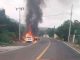 Terror en Michoacán; Enfrentamiento entre cárteles deja vehículos en llamas en Zitácuaro