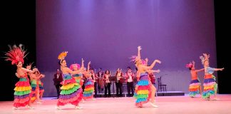 Con un teatro Morelos lleno, el ballet folklórico búho nicolaita , celebro su 10 aniversario