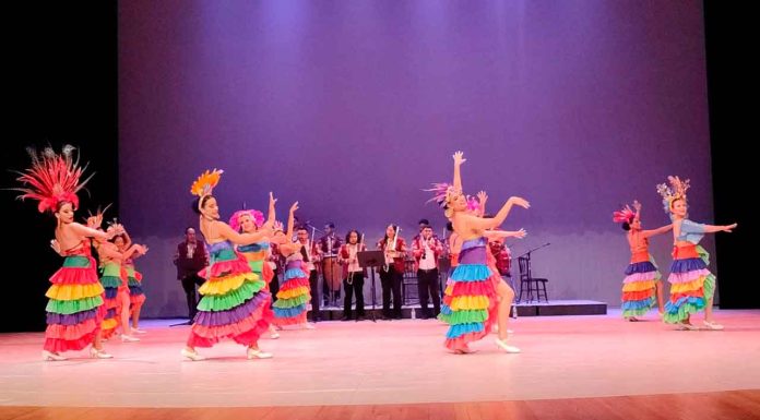 Con un teatro Morelos lleno, el ballet folklórico búho nicolaita , celebro su 10 aniversario