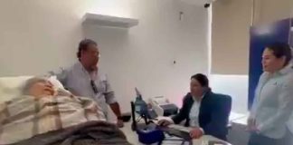#VIDEO | Indignación en Oaxaca; mujer de 96 años fue llevada en camilla al banco para cobrar su pensión
