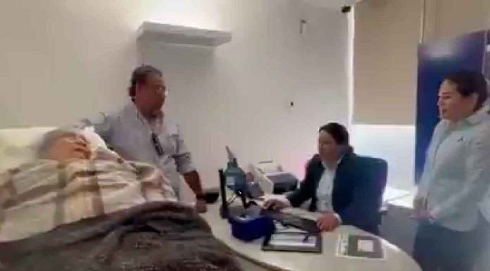 #VIDEO | Indignación en Oaxaca; mujer de 96 años fue llevada en camilla al banco para cobrar su pensión
