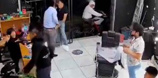 #VIDEO | Ladrones encañonan a un niño durante asalto en barbería en #México
