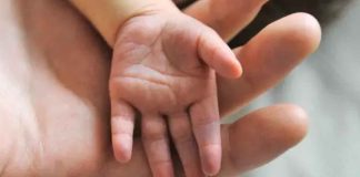Pareja de esposos es víctima de negligencia médica, por no atender su embarazo, el bebe murió