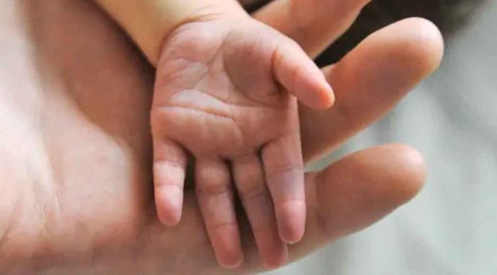 Pareja de esposos es víctima de negligencia médica, por no atender su embarazo, el bebe murió