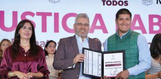 Ante 1,200 docentes, Bedolla arranca entrega de promociones a maestras y maestros