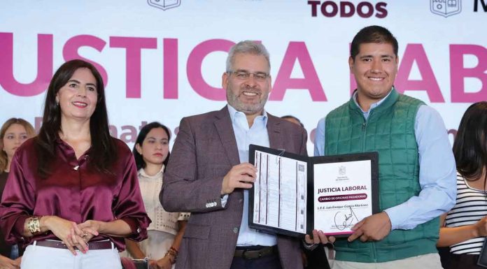 Ante 1,200 docentes, Bedolla arranca entrega de promociones a maestras y maestros