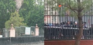 #VIDEO #AlMomento || Comuneros de Arantepacua se manifiestan a las afueras de Casa Michoacán; exigen conclusión de dos obras