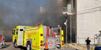 #VIDEO | Atiende Bomberos Municipales y Policía Morelia incendio de vehículo en estacionamiento de gimnasio