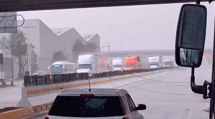 #VIDEO || Cierre total en la autopista México-Querétaro por caída de torres de electricidad