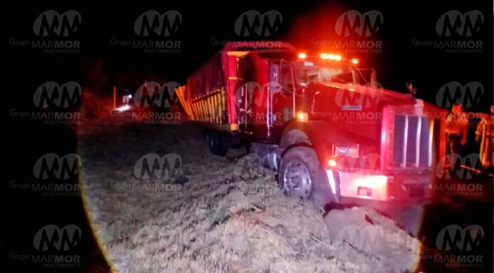 Asaltan y abandonan camión aguacatero en la Autopista de Occidente