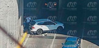 Camioneta sufre accidente en túnel del distribuidor salida a Charo; sin lesionados