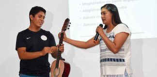 Celeste Ascencio entrega guitarras a estudiantes de Apatzingán