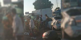 #VIDEO | Camioneta de carga es impactada por auto particular en el libramiento de #Morelia, se reportan heridos