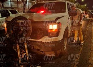 #VIDEO | Motociclista queda herido en choque; camioneta policial está involucrada