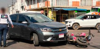 #VIDEO | Se registra choque entre auto y moto en la Av. Escuadrón 201, al poniente de Morelia