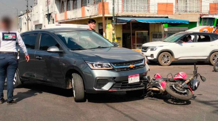 #VIDEO | Se registra choque entre auto y moto en la Av. Escuadrón 201, al poniente de Morelia
