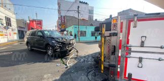 #Seguimiento #VIDEO | Choque entre dos camionetas provoca volcadura en la colonia Ventura Puente