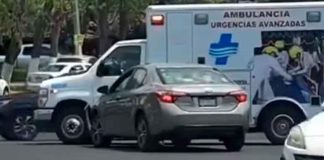 #VIDEO | Se registra choque entre auto y ambulancia frente a la Fuente La Paloma, al sur de Morelia