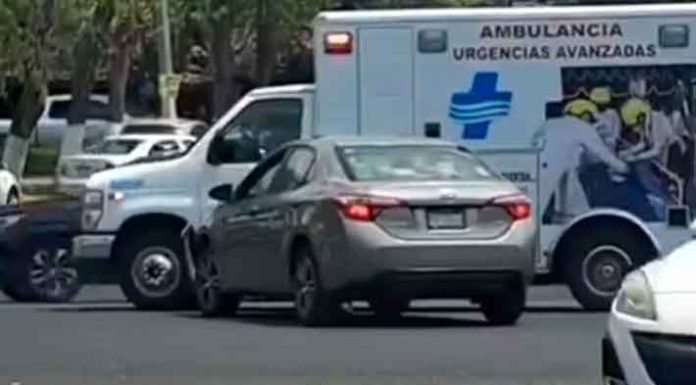 #VIDEO | Se registra choque entre auto y ambulancia frente a la Fuente La Paloma, al sur de Morelia