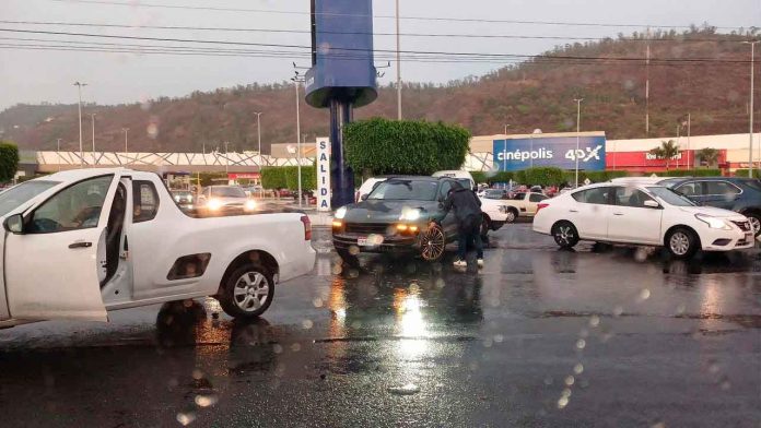 choque-bajo-la-lluvia