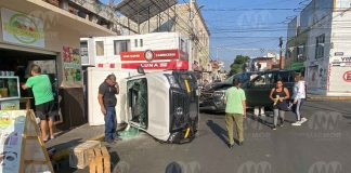 #VIDEO | Choque entre una SUV y un camión de carga termina con el segundo volcado #Morelia