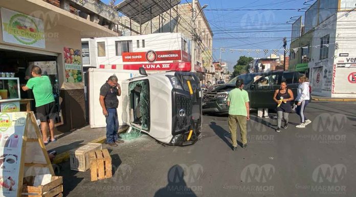 #VIDEO | Choque entre una SUV y un camión de carga termina con el segundo volcado #Morelia