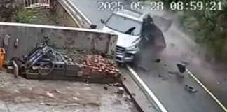 #VIDEO | En plena carretera, derrumbe ocasiona volcadura de un coche