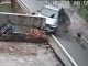 #VIDEO | En plena carretera, derrumbe ocasiona volcadura de un coche